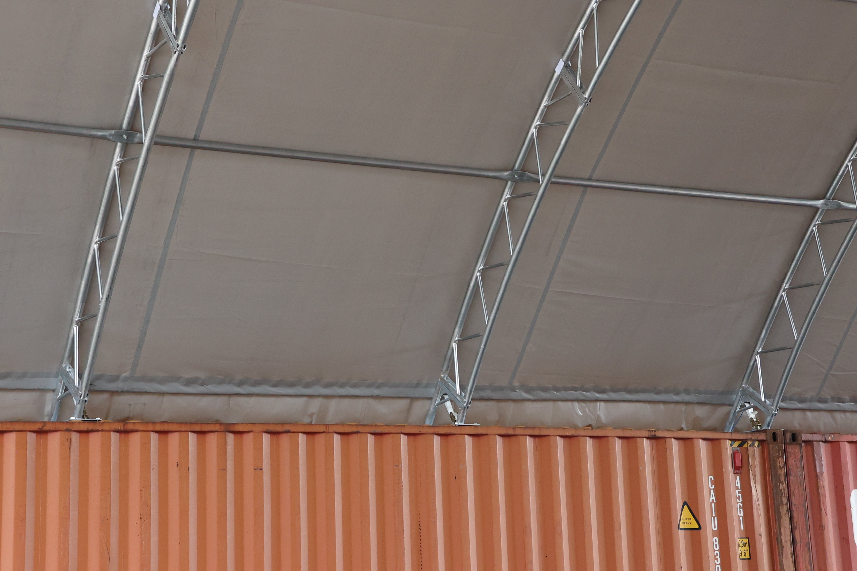 Schowek kontenerowy - 60 stóp x 40 stóp x 20 stóp (18,3 m x 12 m x 6 m) zainstalowany wewnątrz kontenerów