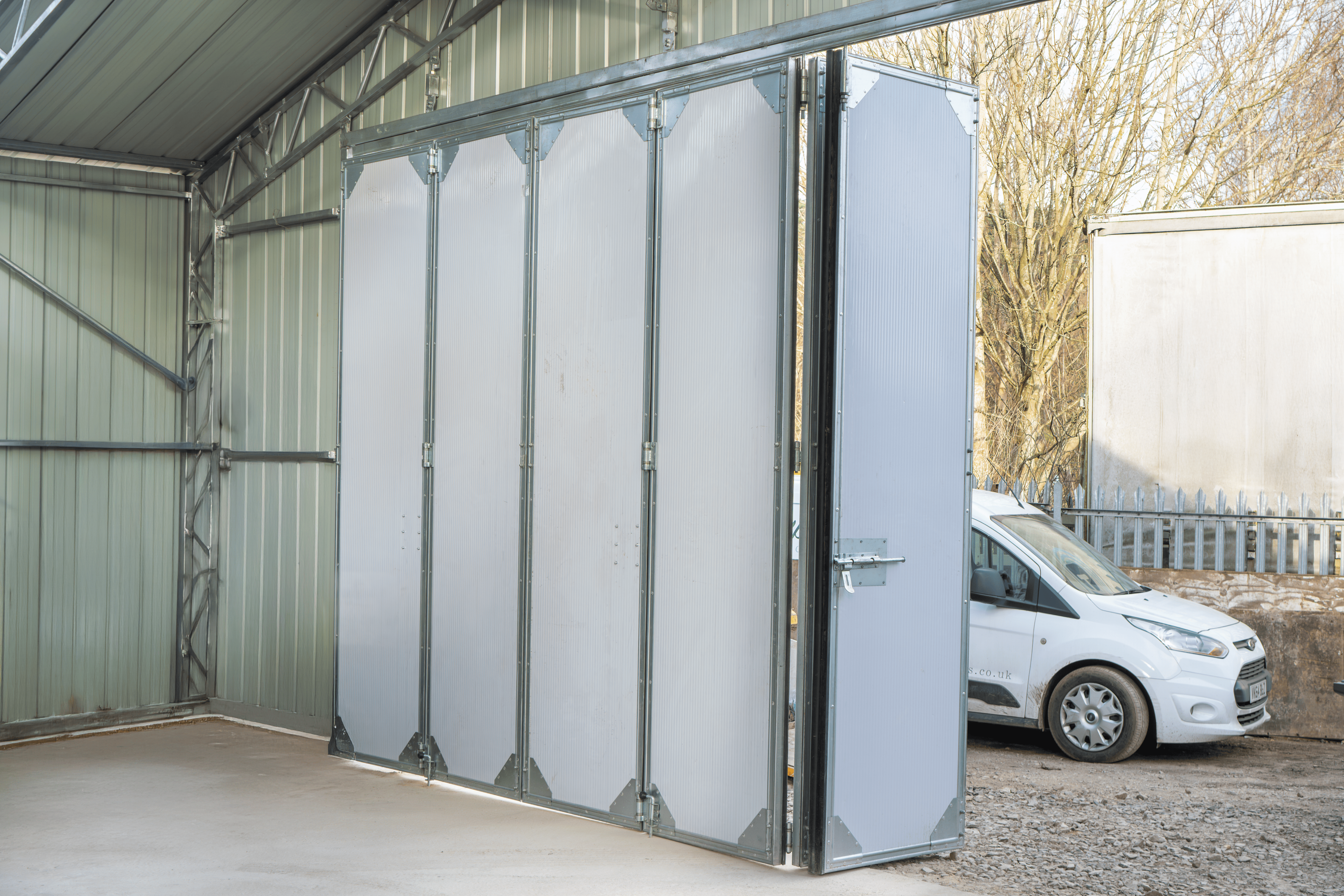 Stalowy hangar lotniczy