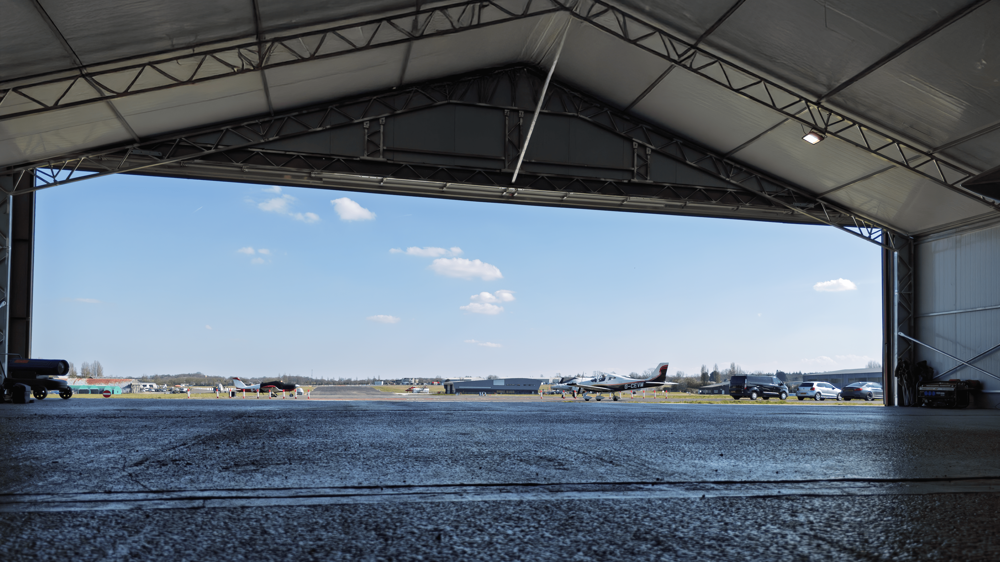 Stalowy hangar lotniczy