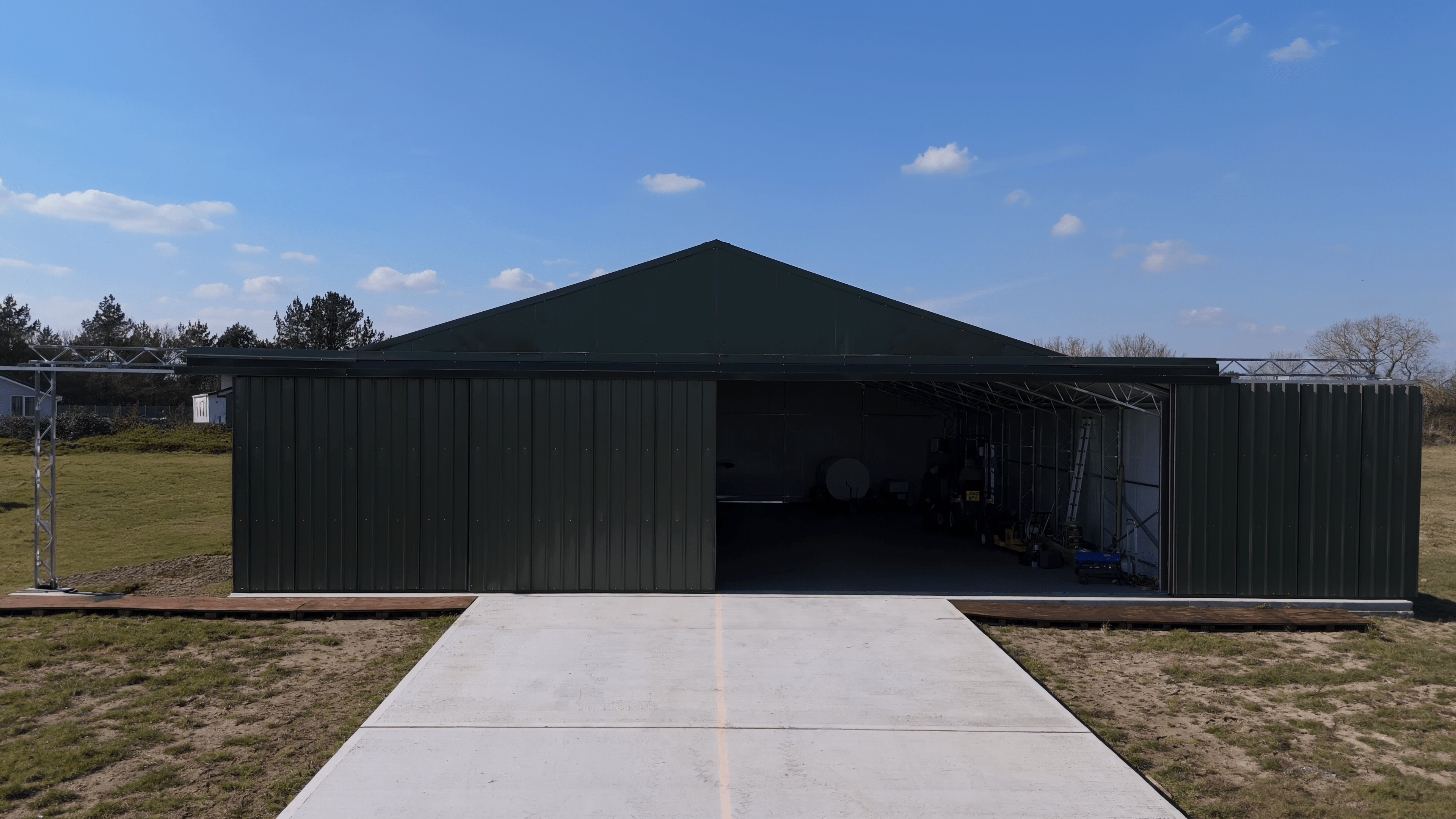 Stalowy hangar lotniczy