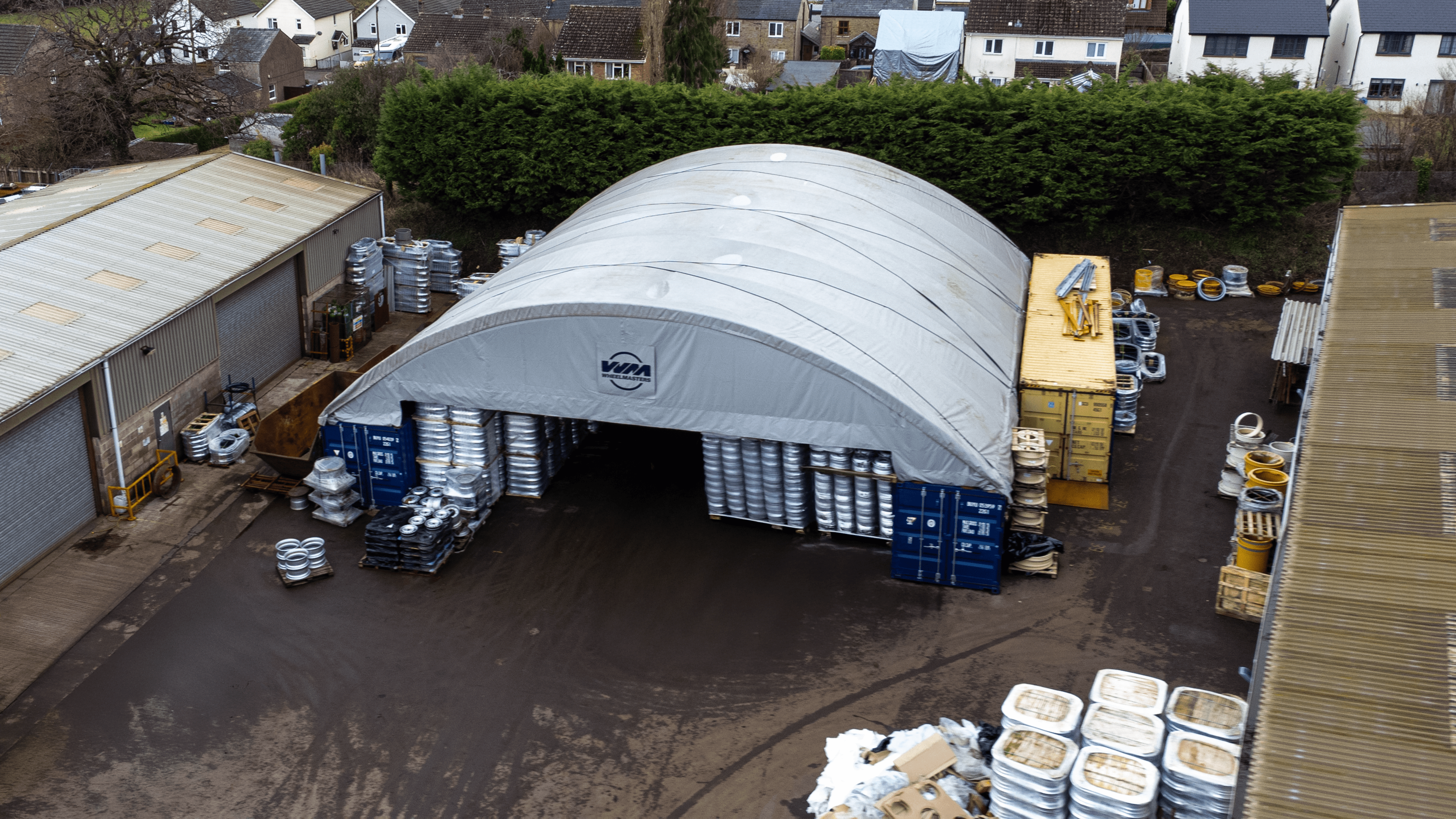 Schowek kontenerowy - 60ft x 40ft x 20ft (18,3m x 12m x 6m) zainstalowany na zewnątrz kontenerów