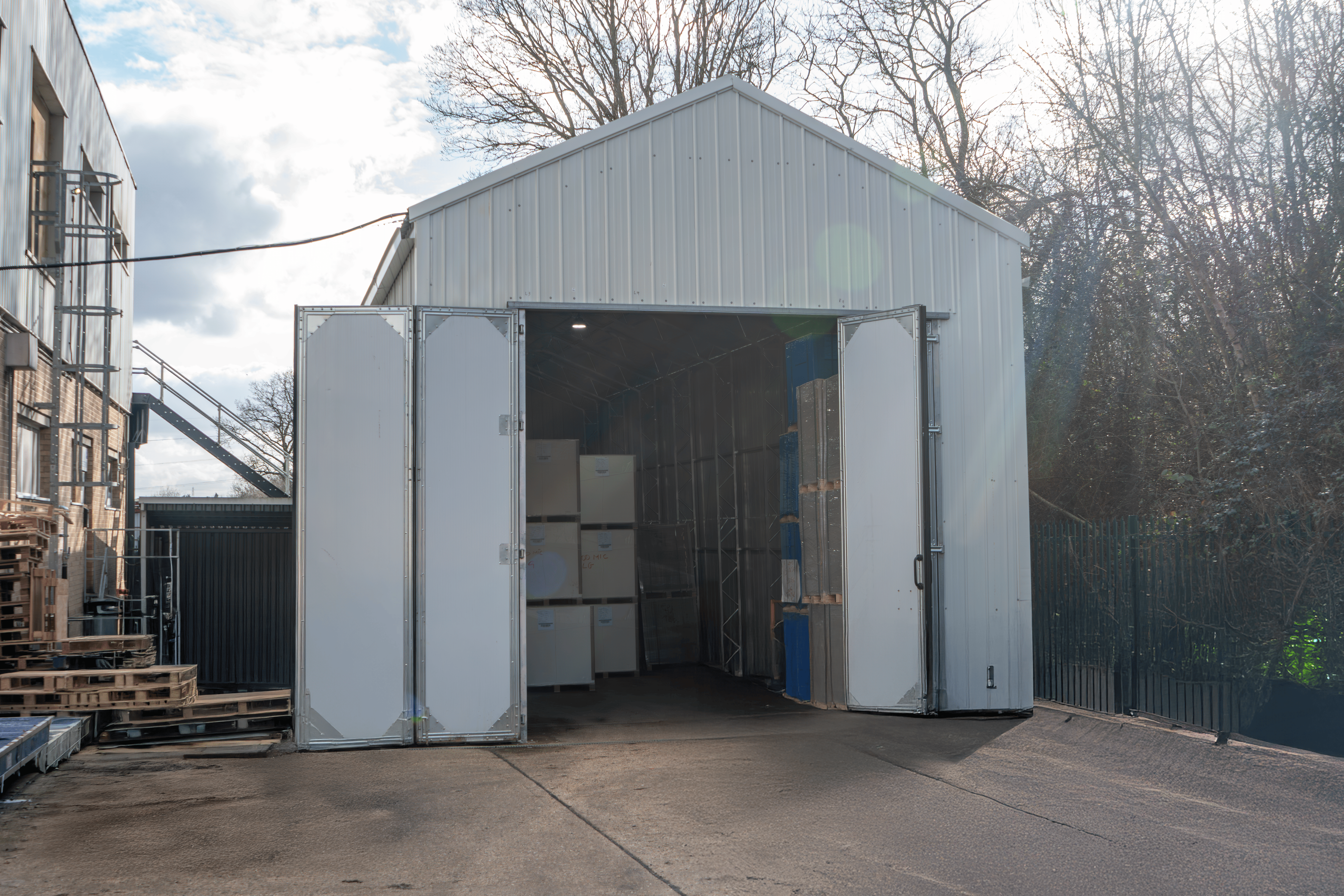 Stalowy hangar lotniczy