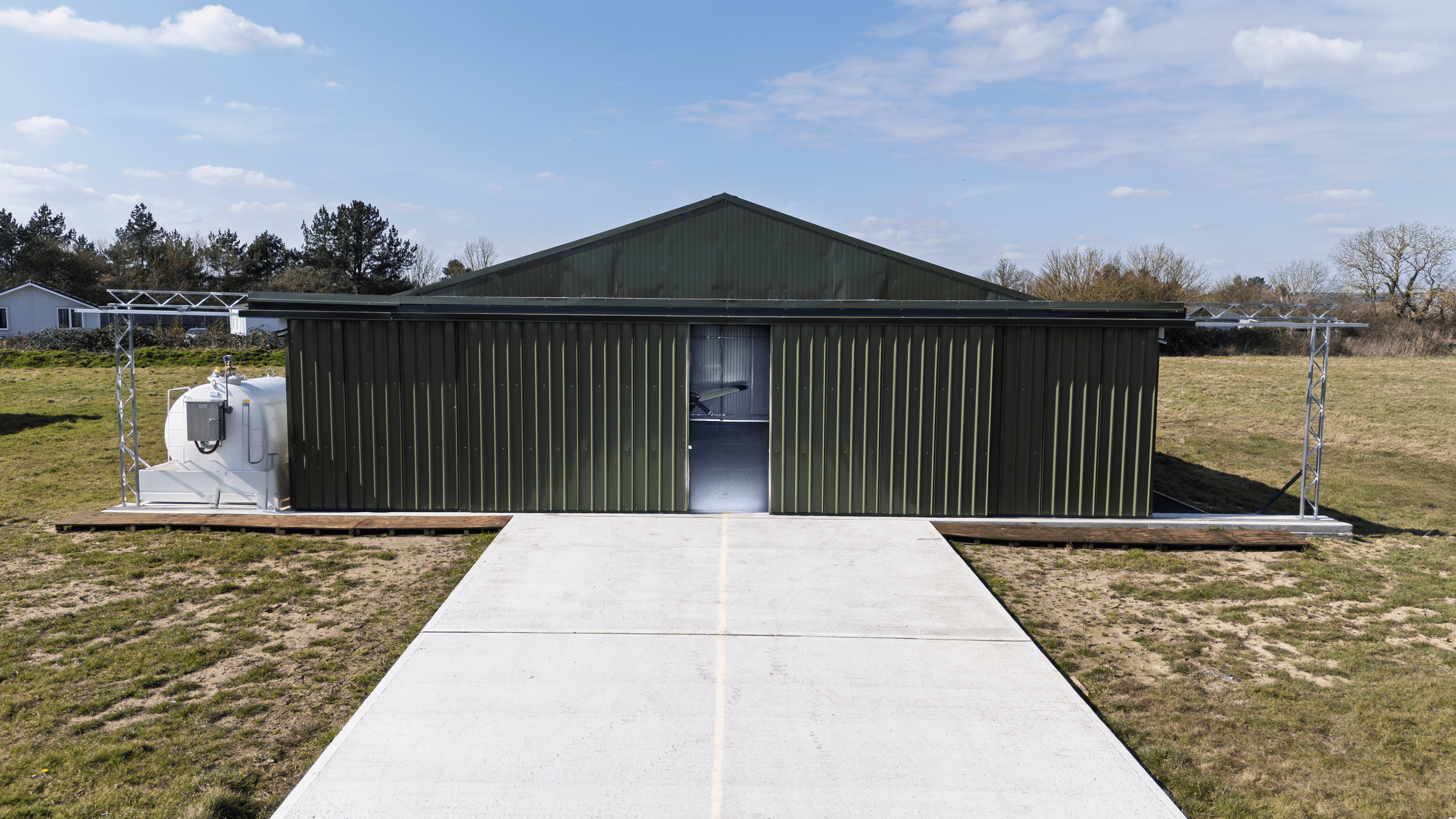 Stalowy hangar lotniczy