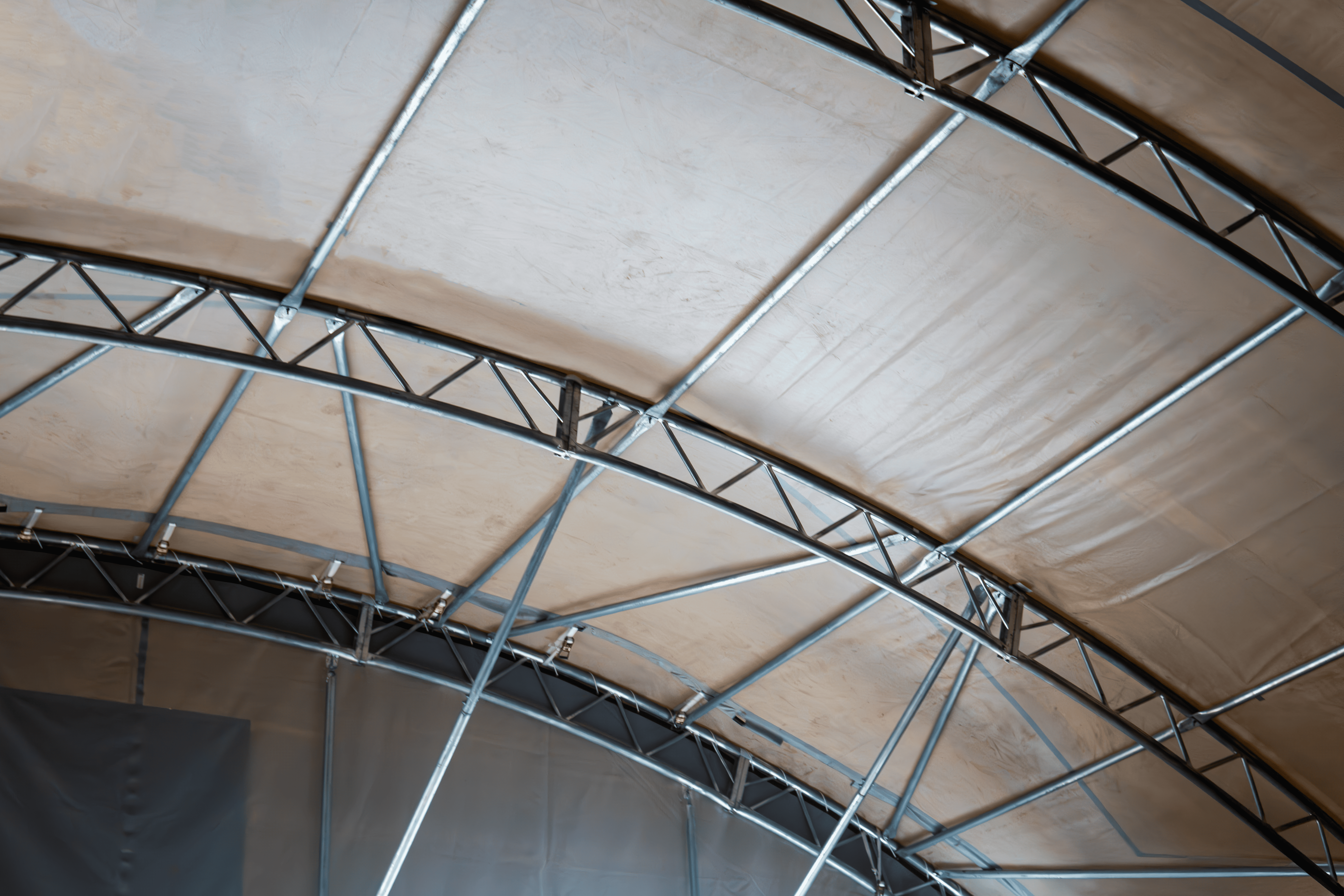 Schowek kontenerowy - 60ft x 40ft x 20ft (18,3m x 12m x 6m) zainstalowany na zewnątrz kontenerów