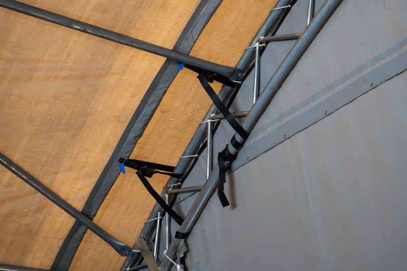 Schowek kontenerowy - 60ft x 40ft x 20ft (18,3m x 12m x 6m) zainstalowany na zewnątrz kontenerów