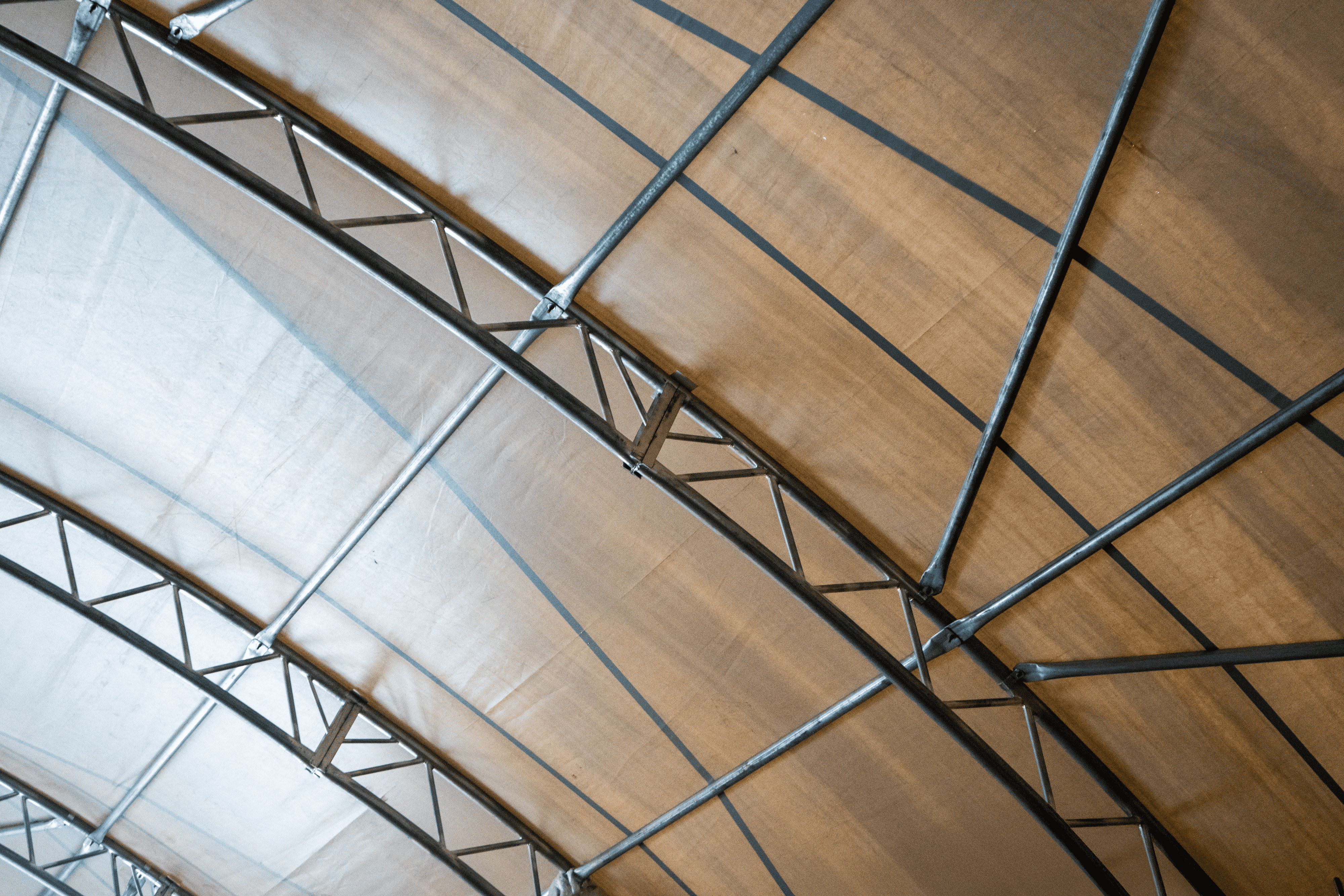 Schowek kontenerowy - 60ft x 40ft x 20ft (18,3m x 12m x 6m) zainstalowany na zewnątrz kontenerów