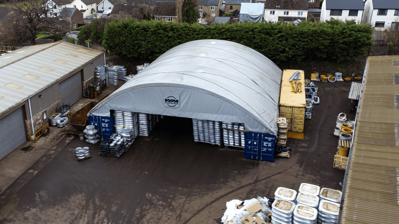 Schowek kontenerowy - 60ft x 40ft x 20ft (18,3m x 12m x 6m) zainstalowany na zewnątrz kontenerów