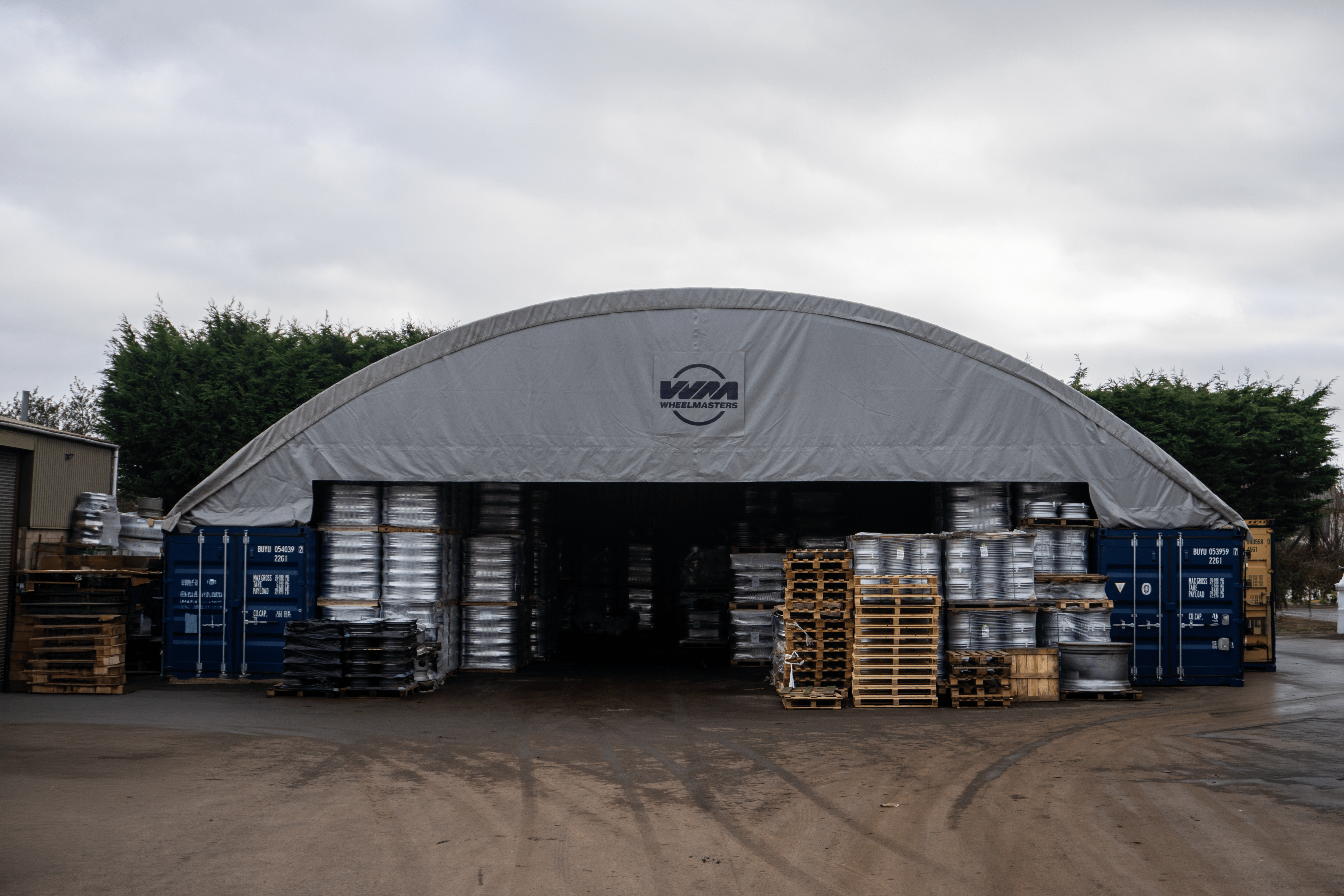 Schowek kontenerowy - 60ft x 40ft x 20ft (18,3m x 12m x 6m) zainstalowany na zewnątrz kontenerów