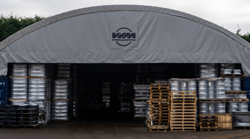 Schowek kontenerowy - 60ft x 40ft x 20ft (18,3m x 12m x 6m) zainstalowany na zewnątrz kontenerów